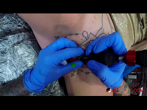 ❤️ Extrem tattooed Hottie Sully Savage krut en Tattoo op hirem Klitoris ☑ Just Porno op Porno lb.porn-mz-com.ru ❌️